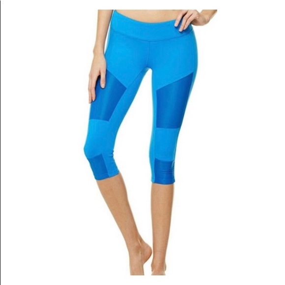 Alo
Blue Glow Capri Leggings Activewear Bottoms - Picture 2 of 7